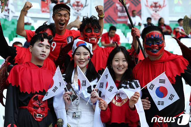 한국 축구를 응원하는 붉은악마 팬들. 2022.11.28/뉴스1 ⓒ News1 이광호 기자