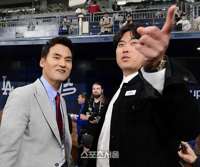 한화 류현진이 20일 고척 스카이돔에서 열리는 MLB 서울시리즈  LA 다저스와 SD 파드리스의 경기에 앞서 LA 다저스 덕아웃에서 박찬호와 이야기를 나누고 있다.  2024. 3. 20. 고척 | 최승섭기자 thunder@sportsseoul.com