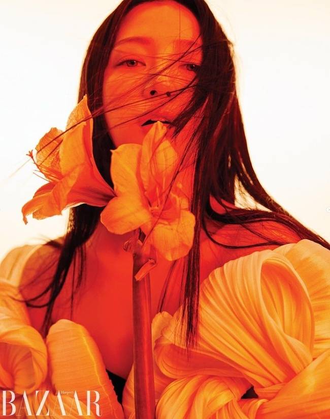 배우 송하윤. 사진 | 하퍼스바자 코리아