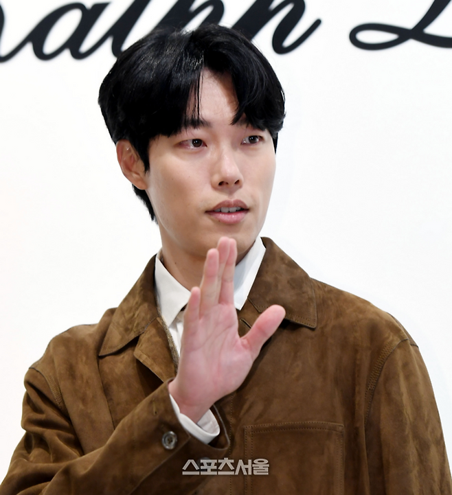 류준열이 19일 서울옥션 강남센터에서 열린 ‘랄프로렌 스프링 2024 프레젠테이션’ 포토콜에서 포즈를 취하고 있다. 최승섭기자 thunder@sportsseoul.com