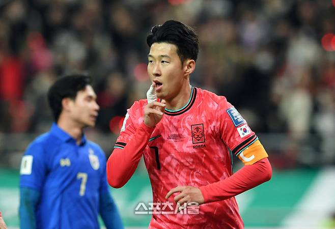 축구국가대표팀의 손흥민이 21일 서울월드컵경기장에서 열린 월드컵지역예선 태국과의 경기에서 선제골을 넣은 뒤 세리머니를 하고 있다. 박진업 기자 upandup@sportsseoul.com
