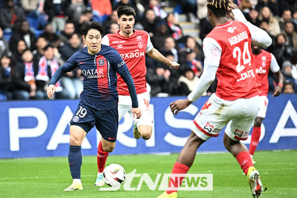 파리 생제르맹(PSG)의 이강인(왼쪽)이 10일(현지시각) 프랑스 파리의 파르크 데 프랭스에서 열린 2023-24 프랑스 리그앙 25라운드 랭스와 경기에 선발 출전해 공을 몰고 있다. 이강인은 풀타임을 소화했고 팀은 8위 랭스와 2-2로 비겨 3경기 연속 무승부를 기록했다. 사진┃뉴시스/AP