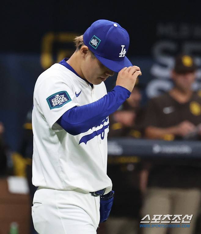 21일 오후 서울 고척스카이돔에서 열린 미국프로야구 메이저리그(MLB) 정규시즌 샌디에이고 파드리스와 LA 다저스 경기. LA 선발 야마모토가 1회 연속안타를 맞고 아쉬워 하고있다. 고척=정재근 기자 cjg@sportschosun.com/2024.3.21/