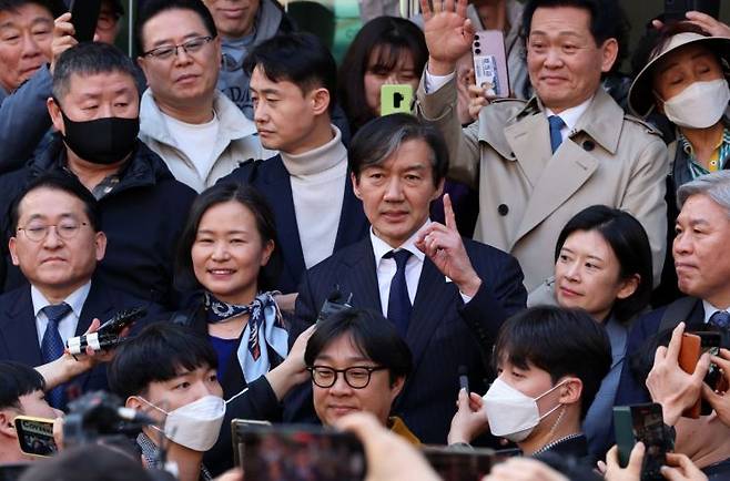 조국 조국혁신당 대표(사진 두 번째 줄 가운데)가 지난 14일 오후 광주 동구 충장로에서 발언하고 있다. [사진=연합뉴스]