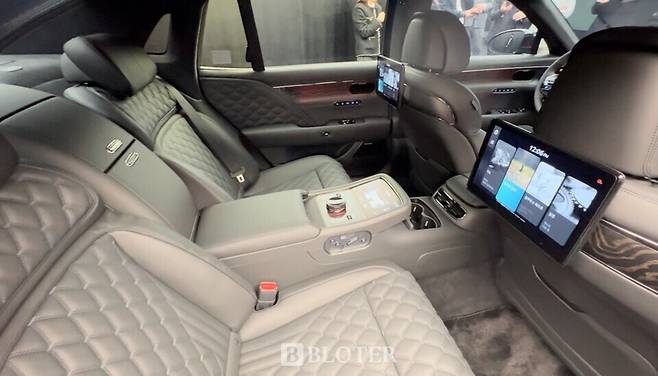 제네시스 G90 블랙 뒷좌석 (사진=조재환 기자)