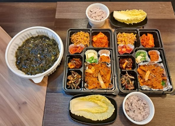 식당을 다시 시작했다는 자영업자가 공개한 8000원짜리 백반 메뉴가 맛깔스럽게 생긴 음식과 푸짐한 양으로 네티즌의 칭찬을 받고 있다. /온라인 커뮤니티