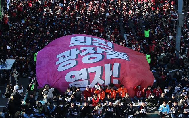 전국민주노동조합총연맹(민주노총) 조합원들이 11일 오후 서울 서대문구 통일로 일대에서 '윤석열 정권 퇴진! 전태일 열사 정신 계승 전국노동자대회'를 하고 있다 2023.11.11./뉴시스