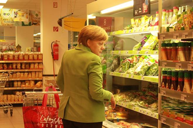 지난 2015년 4월30일 앙켈라 메르켈 독일 총리가 베를린 모렌스타라세역 근처 단골 슈퍼마켓에서 장을 보고 있다/한경진 기자