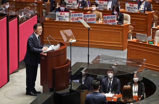 문재인 대통령이 25일 서울 여의도 국회 본회의장에서 2022년도 예산안 시정연설을 하고 있다./국회사진기자단