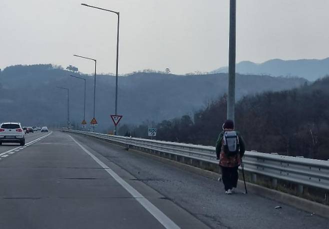 한 네티즌이 고속도로 갓길을 홀로 걷던 70세 여성을 목격했다. /온라인 커뮤니티