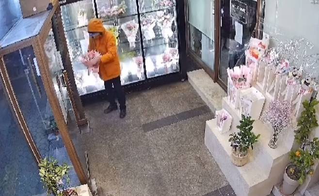 지난 4일 오전 6시쯤 경남 진주시의 한 무인 꽃가게에서 꽃다발을 가져가는 할아버지./ 인스타그램