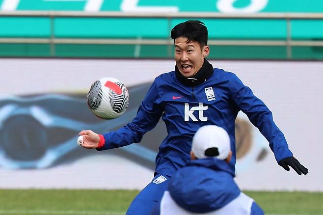 20일 공식훈련에 나선 손흥민. / 뉴시스