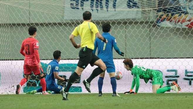 21일 서울월드컵경기장에서 열린 2026 북중미 월드컵 아시아 지역 2차 예선 C조 3차전 한국과 태국의 경기. 후반전 태국 수파낫 무에안타이 동점골을 넣고 있다./연합뉴스