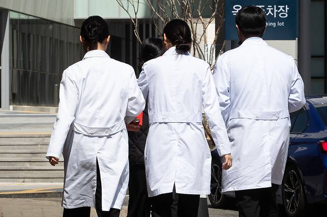서울시내 한 대학병원에서 의료진들이 이동하고 있다. /뉴스1
