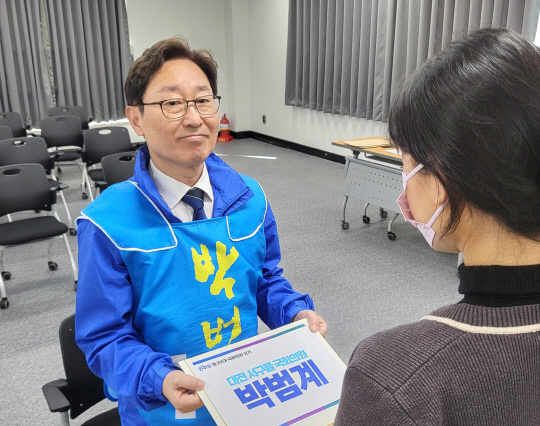 박범계 더불어민주당 대전 서구을 국회의원 후보가 21일 대전 서구선거관리위원회를 찾아 후보 등록을 마쳤다. 정민지 기자