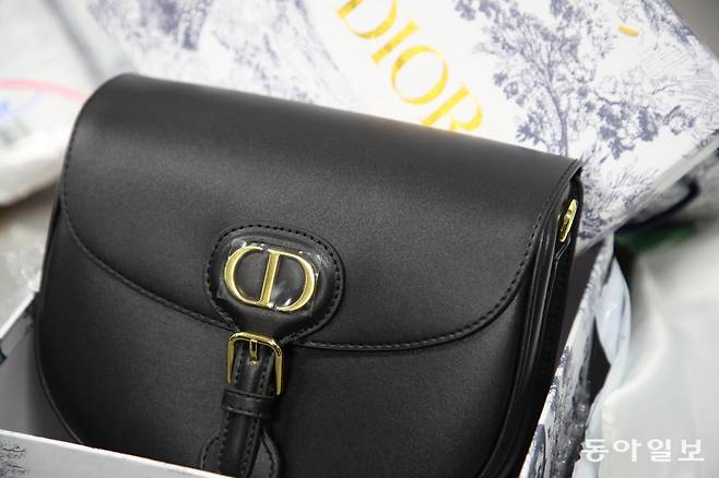 평택세관으로 들어오려다 잡힌 짝퉁 디올백. 적발된 짝퉁은 모두 국내에서 소각 처리된다. 변영욱 기자 cut@donga.com