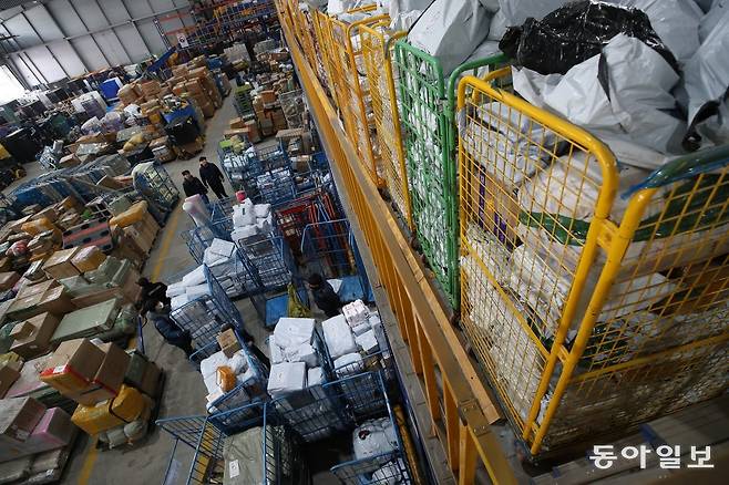 1000평 규모의 평택세관 특송통관장에 중국 직구 물건들이 쌓여있다. 이곳 2층에는 짝퉁이나 유해 물품으로 의심돼 통관이 보류된 물건들이 보관돼 있다.(사진 우측) 변영욱 기자 cut@donga.com
