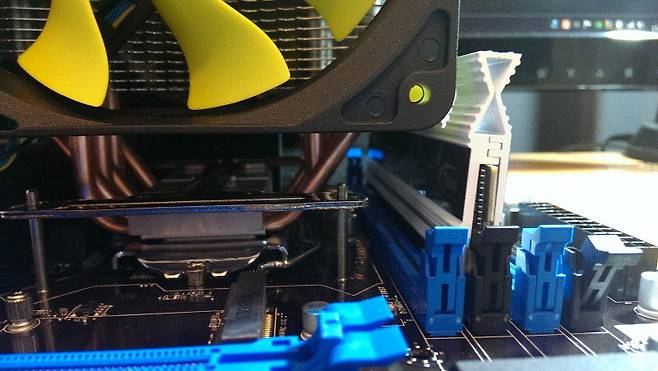 램 방열판이 CPU 쿨러에 닿은 모습 (출처 : Overclock.net)