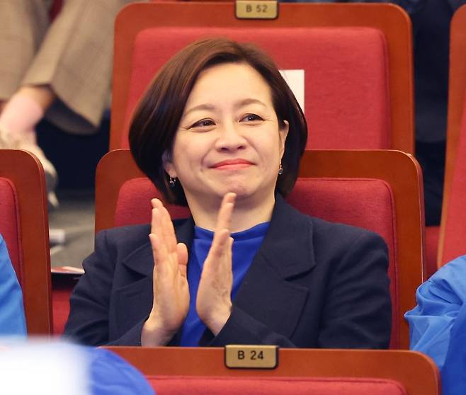 조수진 더불어민주당 강북을 후보가 20일 서울 여의도 국회 도서관에서 열린 '서울특별시당 선거대책위원회 출범식'에서 박수를 치고 있다. 사진=뉴스1