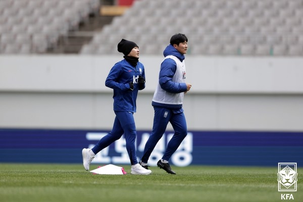 이강인(왼쪽), 정현규 피지컬코치(이상 남자 축구 대표팀). 대한축구협회 제공