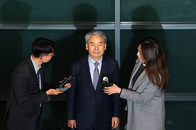 해병대 채 아무개 상병 순직 사건 외압 의혹으로 수사받는 이종섭 주호주 대사가 21일 인천 영종도 인천국제공항을 통해 귀국하며 취재진에게 심경을 밝히고 있다. 공동취재사진