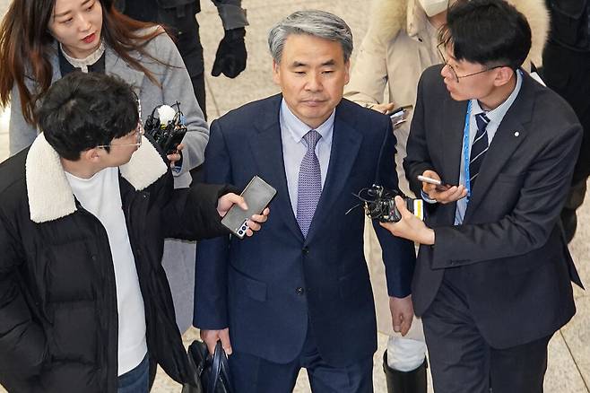 해병대 채 아무개 상병 순직 사건 외압 의혹으로 수사받는 이종섭 주호주 대사가 21일 오전 귀국한 뒤 인천국제공항 제1 터미널에서 차량으로 이동하고 있다. 공동취재사진