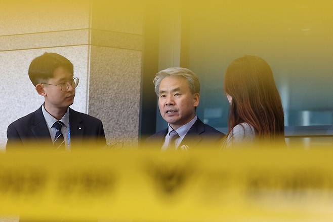 해병대 채 아무개 상병 순직 사건 외압 의혹으로 수사받는 이종섭 주호주 대사가 21일 인천 영종도 인천국제공항을 통해 귀국해 차량을 기다리고 있다. 공동취재사진