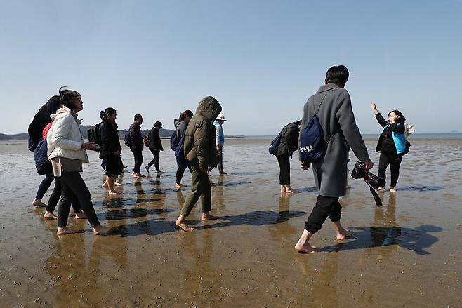 신두리해변에서 이뤄진 ‘어싱(earthing) 체험’. 박미향 기자