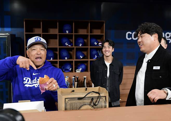 한국에서 사상 최초로 열리는 미국프로야구 메이저리그(MLB) 정규시즌 개막전인 LA다저스와 샌디에이고 파드리스경기가 20일 오후 서울 고척스카이돔에서 열렸다. 경기전 LA 로버츠 감독이 더그아웃을 방문한 류현진이 선물한 빵을 맛있게 먹고 있다. 고척돔=정시종 기자