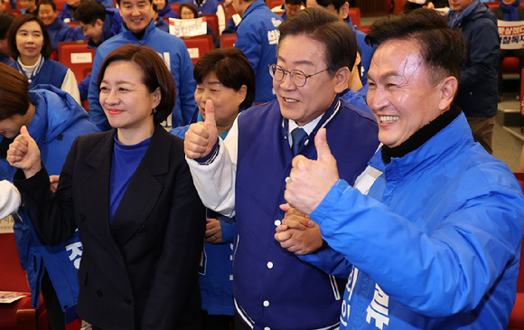 이재명 더불어민주당 대표가 20일 오전 서울 여의도 국회도서관 대강당에서 열린 서울특별시당 선거대책위원회 출범식에서 류삼영(오른쪽) 동작을 후보, 조수진(왼쪽) 강북을 후보와 기념촬영을 하고 있다. 2024.03.20. [사진=뉴시스]