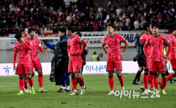 21일 오후 서울 마포구 서울월드컵경기장에서 열린 2026 국제축구연맹(FIFA) 북중미 월드컵 아시아 지역 2차 예선 대한민국과 태국의 경기에서 1-1 무승부를 기록한 한국 선수들이 아쉬워하고 있다. [사진=곽영래 기자]