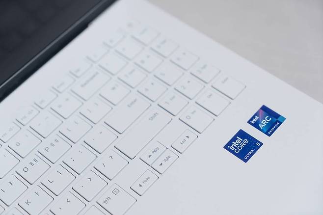 최신의 작업 환경, 특히 생성형 AI 등에 관심이 많다면 인텔 코어 울트라를 고르는 게 맞다 / 출처=IT동아