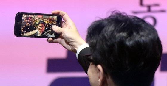 한동훈 국민의힘 비상대책위원장이 지난 1월 국민의힘 경남도당 신년 인사회에서 참석자를 배경으로 셀카를 찍는 모습. [연합뉴스]