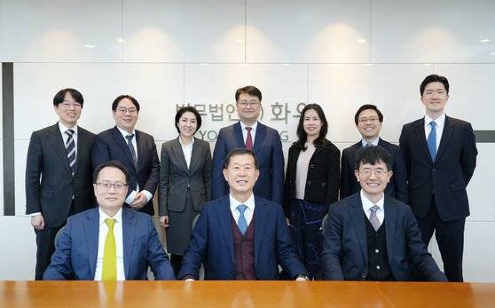 화우 지식재산권 그룹. 아래 왼쪽부터, 권동주 그룹장, 이성호 고문변호사, 김창권 헬스케어팀장. 뒷줄 왼쪽부터 임철근, 장세호 변호사,이세정 부그룹장, 최홍석, 설지혜, 여현동, 강동희 변호사. [사진 법무법인 화우]