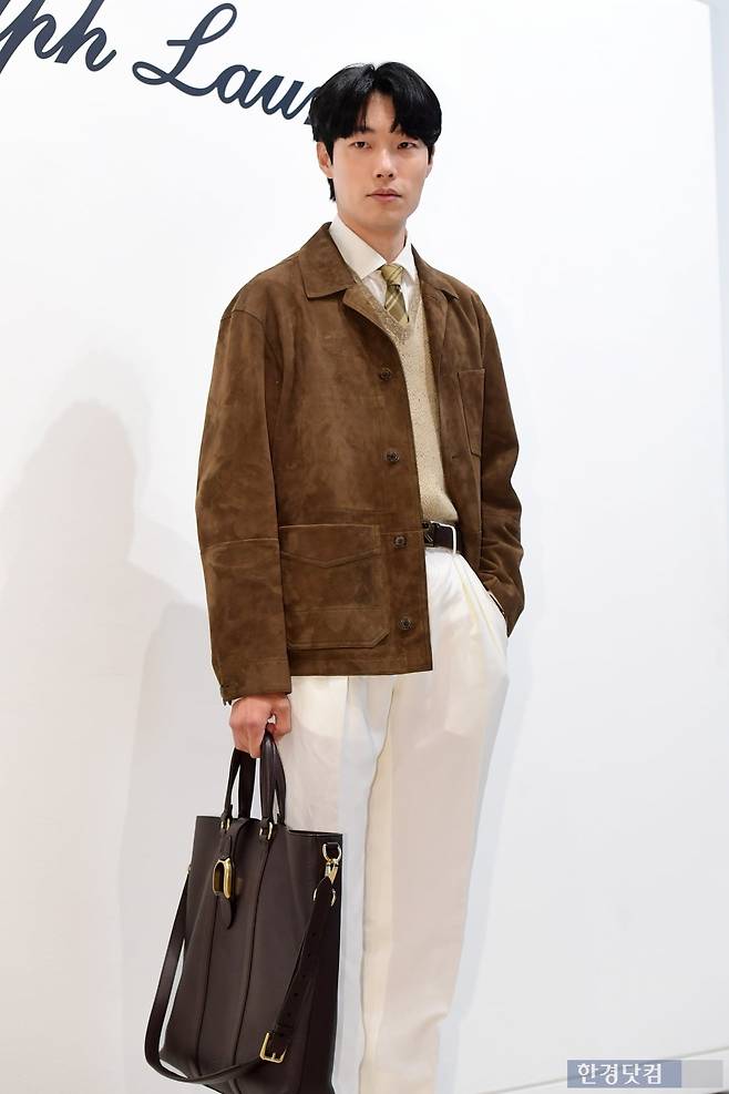 배우 류준열이 19일 오후 서울 신사동 서울옥션 강남센터에서 열린 '랄프 로렌 스프링 2024 프레젠테이션'에 참석해 포토타임을 갖고 있다. / 변성현 한경닷컴 기자 byun84@hankyung.com