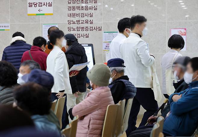 지난 20일 오후 광주 동구 전남대학교병원에서 의료진이 이동하고 있다. 연합뉴스