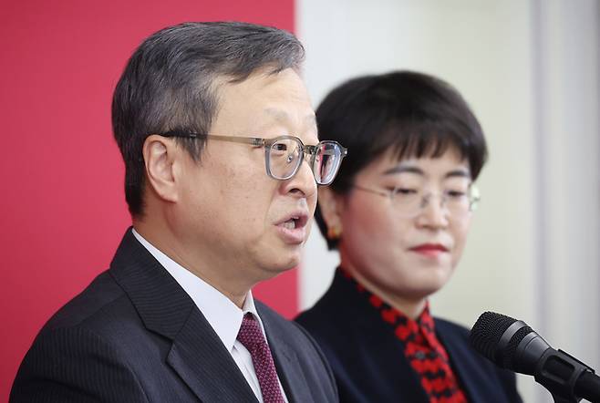 국민의힘 비례위성정당인 국민의미래 유일준 공천관리위원장이 지난 18일 서울 여의도 당사에서 비례대표 후보자 순번을 발표하고 있다. 연합뉴스