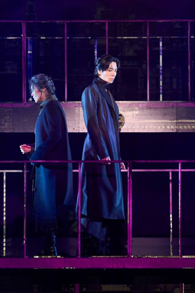 뮤지컬 ‘파과’ 공연 장면. 조각 역의 배우 차지연(왼쪽)과 투우 역의 배우 신성록. 페이지원