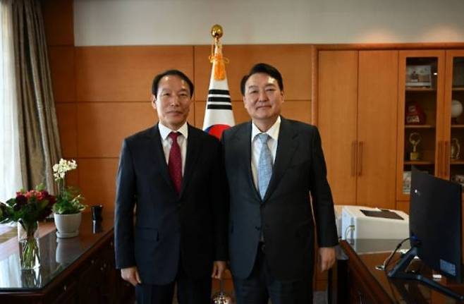 지난 2022년 4월 14일 당시 윤석열 대통령 당선인이 주기환 전 인수위전문위원과 함께한 모습. 연합뉴스