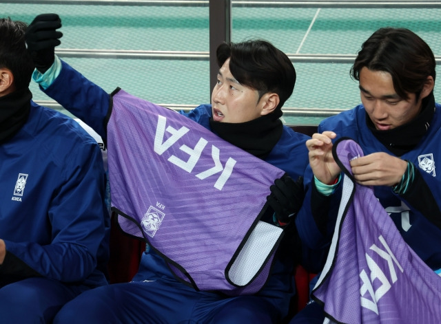 21일 서울월드컵경기장에서 열린 2026 FIFA 북중미 월드컵 아시아 2차 예선 대한민국과 태국의 경기 현장. 이강인이 벤치에 앉아 조끼를 입고 있다. 뉴시스