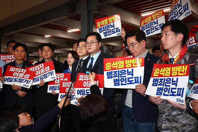 홍익표 더불어민주당 원내대표 등 당직자들이 지난 10일 오후 인천국제공항 제2터미널에서 해병대 수사 외압 의혹을 받고 있는 이종섭 주호주대사의 호주행 비행편 탑승이 확인되자 이를 규탄하는 발언을 하고 있다. [사진출처 = 연합뉴스]