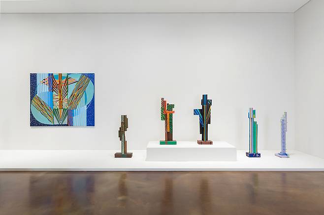 김윤신 작가의 개인전이 열리고 있는 서울 종로구 국제갤러리 전시장 전경. 오른쪽으로 보이는 오브제들은 작가가 나무 조각에 회화를 입혀 만든 ‘회화 조각’ 작품들이다. 국제갤러리