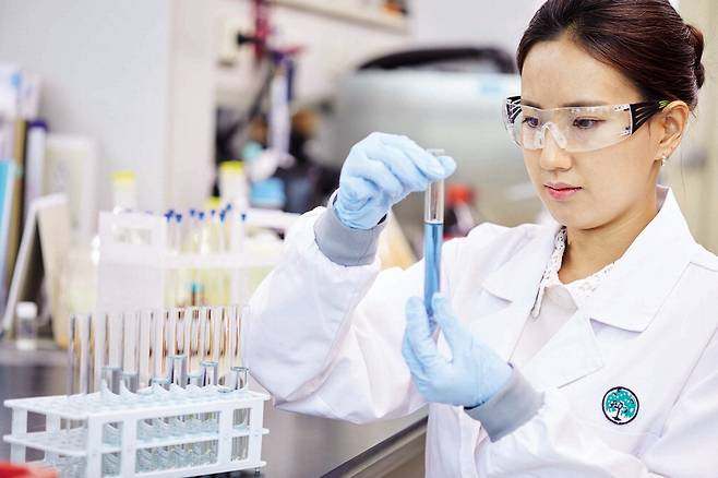 시흥에 위치한 유한양행 연구소에서 한 연구원이 의약품 개발 작업에 집중하고 있다.  유한양행