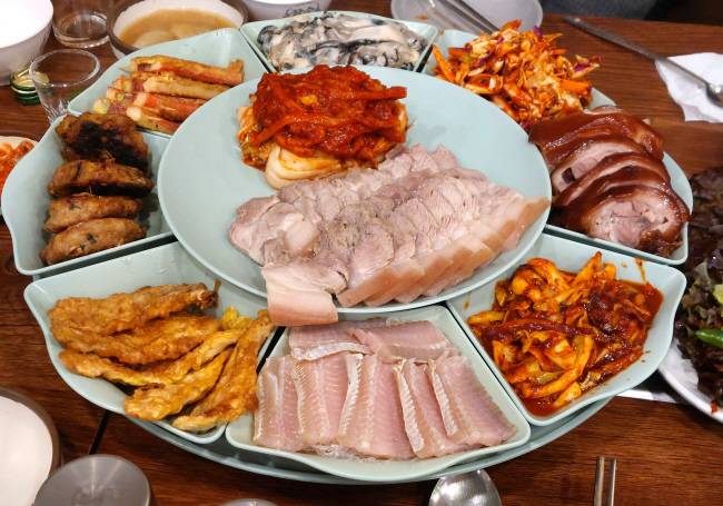 일종의 쌈 요리인 보쌈.