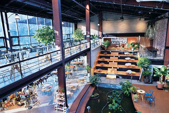 차밭으로 그득한 화개천 변에 들어선 대형 베이커리 카페 ‘더 로드 101’의 내부.