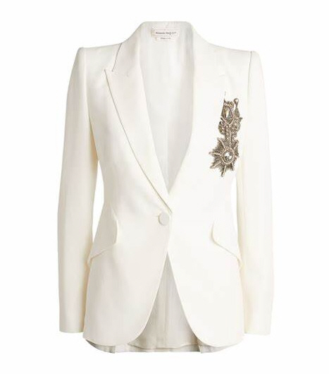 알렉산더 맥퀸의 ‘화이트 자수 엠블럼 재킷(Womens Alexander McQueen white Embroidered Emblem Jacket). SNS 캡처