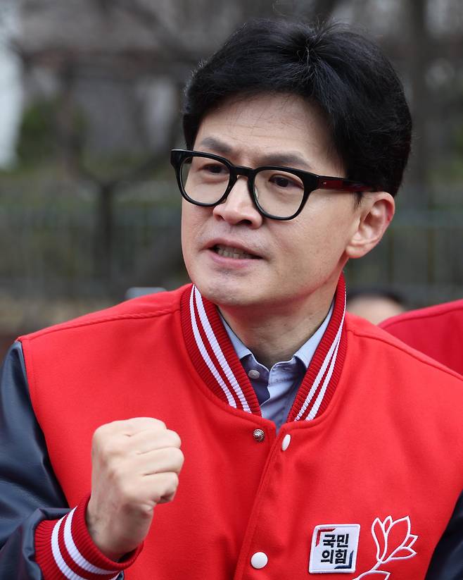 한동훈 국민의힘 총괄선대위원장이 20일 안양시 초원어린이공원에서 인근 지역 출마 후보들과 함께 거리 연설을 하고 있다. [연합]
