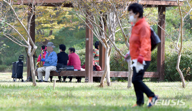 [광주=뉴시스] 류형근 기자 = 광주 남구 노대동 빛고을노인타운 야외공원에서 노인들이 마스크를 착용하고 휴식을 취하고 있다. 2020.10.12. hgryu77@newsis.com