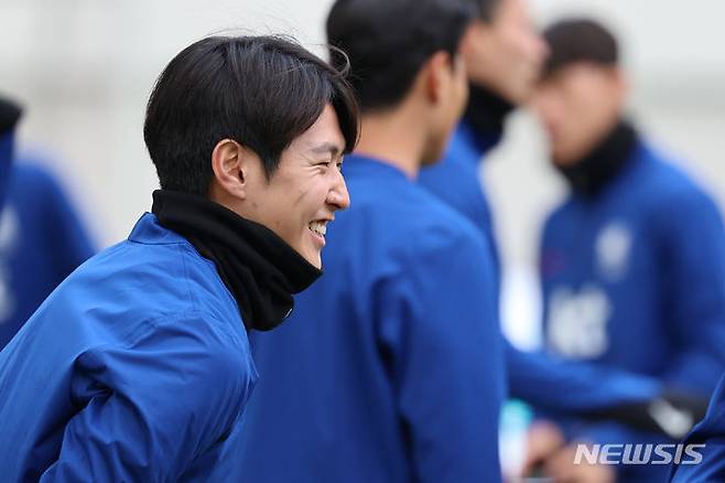 [서울=뉴시스] 권창회 기자 = 대한민국 축구 국가대표팀 이강인이 20일 오후 서울 마포구 서울월드컵경기장에서 2026 FIFA 북중미 월드컵 2차 예선 태국과의 경기 전 공식훈련을 하며 웃고 있다. 2024.03.20. kch0523@newsis.com