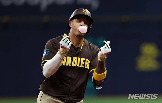 [서울=뉴시스] 김선웅 기자 = 21일 서울 고척스카이돔에서 열린 미국프로야구(MLB) 서울시리즈 샌디에이고 파드리스 vs LA 다저스 2차전 경기, 9회초 무사 1,3루 상황 샌디에이고 마차도가 3점 홈런을 날린 후 홈으로 향하며 세레머니를 하고 있다. 2024.03.21. mangusta@newsis.com